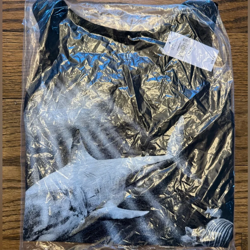 Gap Kids Graphic Tank Top, true black shark print, size 6/7, NWT